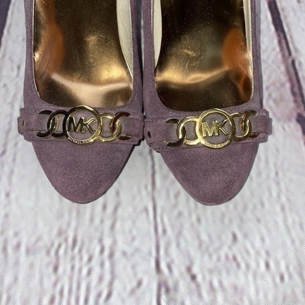 UEC Micheal Kors  w/ gold MK taupe suede heels 7 - Picture 3 of 8